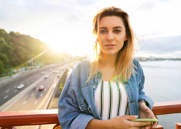 Freelancer Menina Pôr Sol Fala Telefone Funciona — Fotografia de Stock