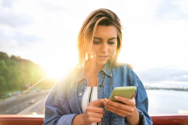 Meisje Freelancer Bij Zonsondergang Spreekt Telefoon Werkt — Stockfoto