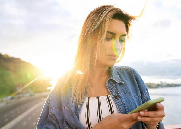 Gün Batımında Kız Serbest Meslek Telefon Eserler Üzerinde Konuşuyor — Stok fotoğraf