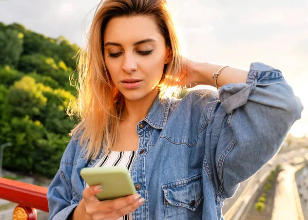 Meisje Freelancer Bij Zonsondergang Spreekt Telefoon Werkt — Stockfoto