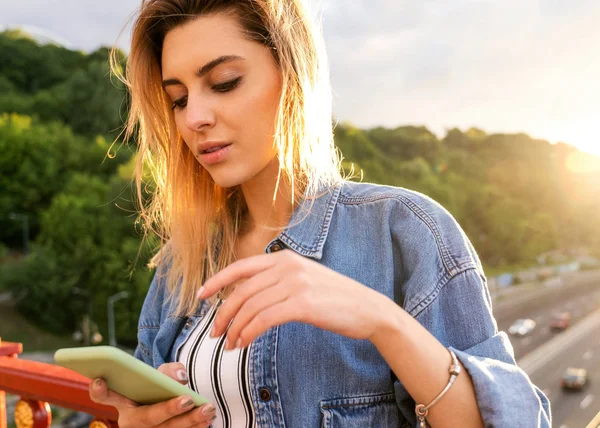 Dívka Volné Noze Při Západu Slunce Mluví Telefonu Funguje — Stock fotografie