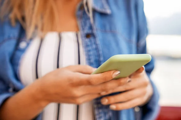 Girl Freelancer Sunset Speaks Phone Works — Stock Photo, Image