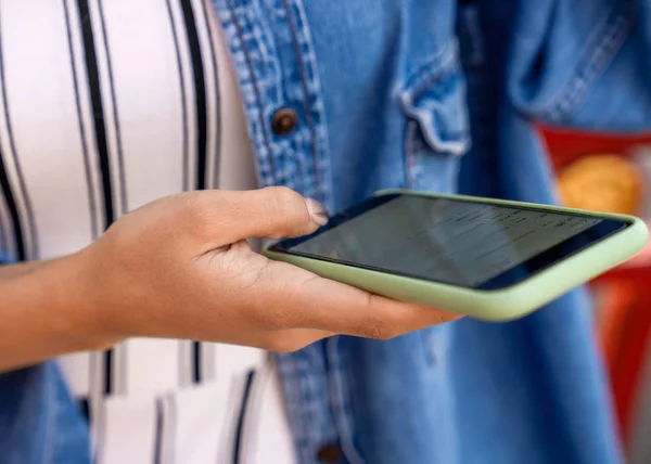 Meisje Freelancer Bij Zonsondergang Spreekt Telefoon Werkt — Stockfoto