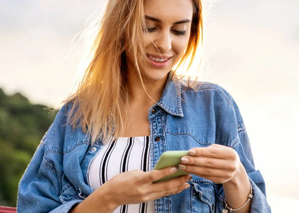 Freiberuflerin Arbeitet Bei Sonnenuntergang Mit Dem Handy — Stockfoto