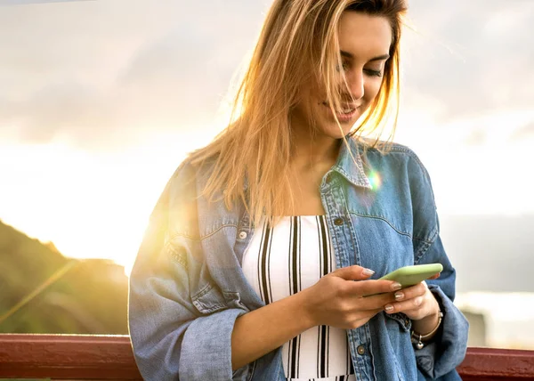 Freiberuflerin Arbeitet Bei Sonnenuntergang Mit Dem Handy — Stockfoto