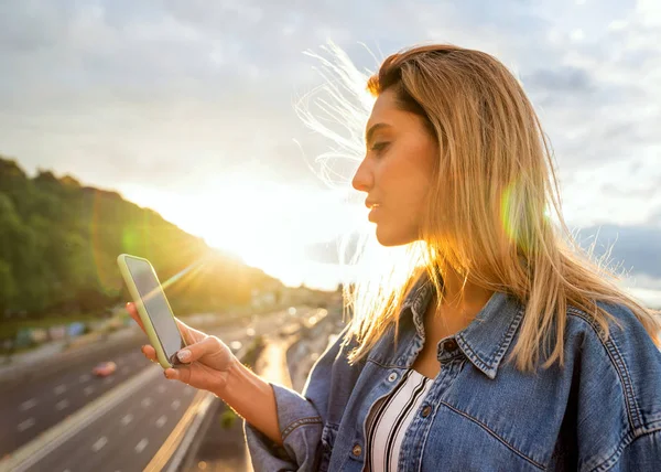 Freelancer Menina Trabalhando Com Telefone Pôr Sol — Fotografia de Stock