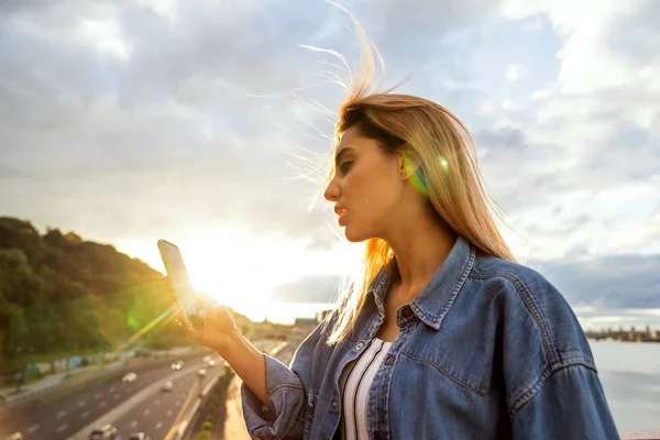 Freiberuflerin Arbeitet Bei Sonnenuntergang Mit Dem Handy — Stockfoto