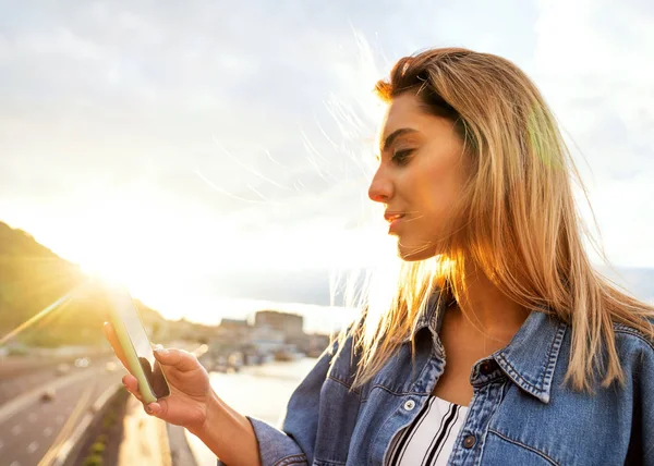 Freiberuflerin Arbeitet Bei Sonnenuntergang Mit Dem Handy — Stockfoto