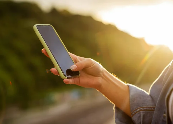 Meisje Freelancer Bij Zonsondergang Spreekt Telefoon Werkt — Stockfoto