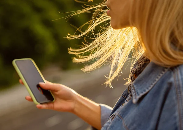 Dívka Volné Noze Při Západu Slunce Mluví Telefonu Funguje — Stock fotografie