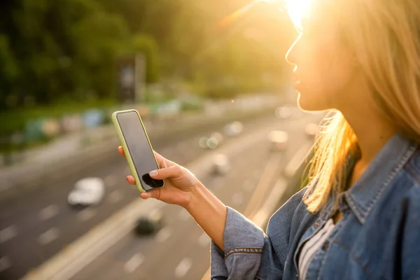 Freelancer Menina Pôr Sol Fala Telefone Funciona — Fotografia de Stock