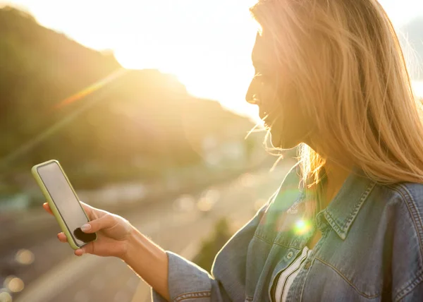 Girl Freelancer Sunset Speaks Phone Works — Stock Photo, Image