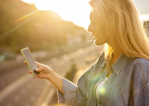 Girl Freelancer Sunset Speaks Phone Works — Stock Photo, Image