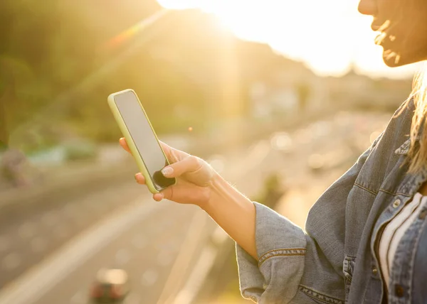 Freelancer Menina Pôr Sol Fala Telefone Funciona — Fotografia de Stock