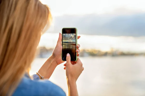 Gün Batımında Kız Serbest Meslek Telefon Eserler Üzerinde Konuşuyor — Stok fotoğraf