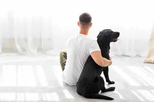 Mec Avec Son Chien Assis Maison Jouer — Photo