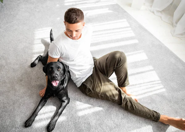 Chico Con Perro Sentado Casa Jugando — Foto de Stock