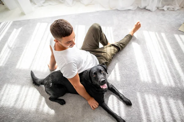 演奏家で座っている犬を持つ男 — ストック写真