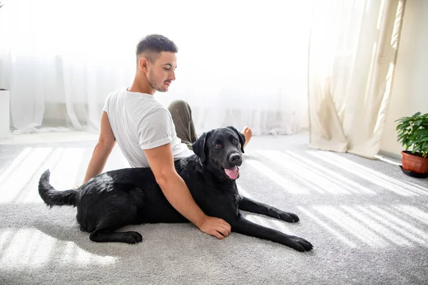 演奏家で座っている犬を持つ男 — ストック写真