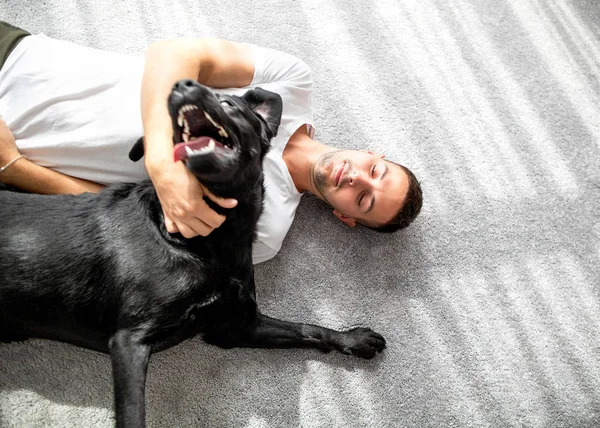 Chico Con Perro Sentado Casa Jugando —  Fotos de Stock