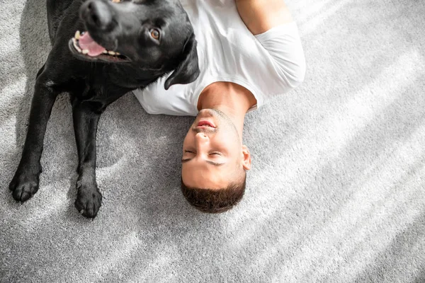 演奏家で座っている犬を持つ男 — ストック写真