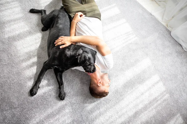 Chico Con Perro Sentado Casa Jugando —  Fotos de Stock