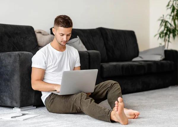 Freelancer Cara Trabalhando Casa Computador — Fotografia de Stock