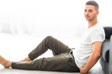 güneşin önünde oturan moda adam