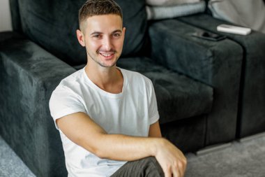 evde çalışan dizüstü bilgisayar ile adam serbest meslek