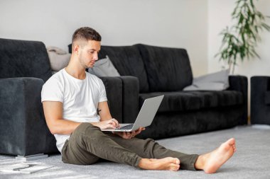 evde çalışan dizüstü bilgisayar ile adam serbest meslek