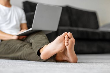 evde çalışan dizüstü bilgisayar ile adam serbest meslek