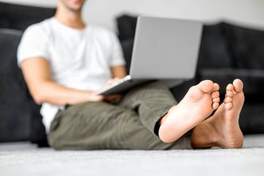 adam serbest meslek homeguy freelancer evde çalışan laptop ile çalışan dizüstü bilgisayar ile