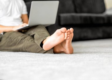 evde çalışan dizüstü bilgisayar ile adam serbest meslek