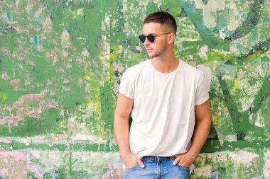 moda adam açık havada poz içinde güneş gözlüğü