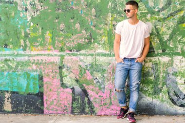 moda adam açık havada poz içinde güneş gözlüğü