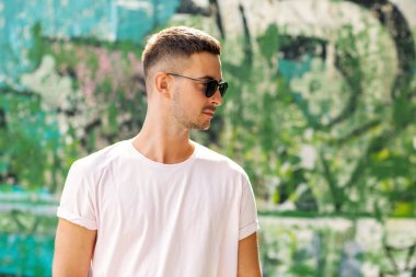 moda adam açık havada poz içinde güneş gözlüğü