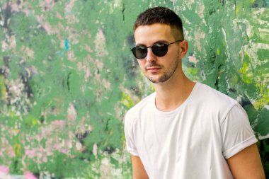 moda adam açık havada poz içinde güneş gözlüğü