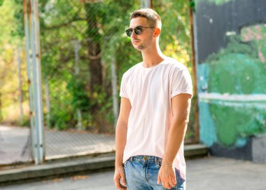 moda adam açık havada poz içinde güneş gözlüğü