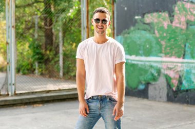 moda adam açık havada poz içinde güneş gözlüğü