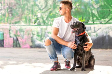 adam sokakta oynarken bir köpek labrador ile