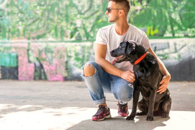 adam sokakta oynarken bir köpek labrador ile