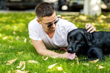 adam sokakta oynarken bir köpek labrador ile