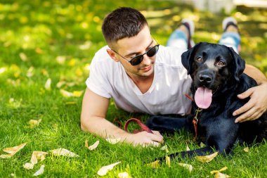 adam sokakta oynarken bir köpek labrador ile