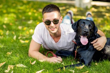 adam sokakta oynarken bir köpek labrador ile
