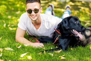 adam sokakta oynarken bir köpek labrador ile