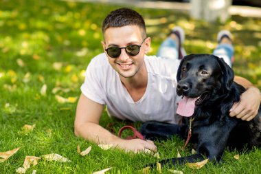 adam sokakta oynarken bir köpek labrador ile