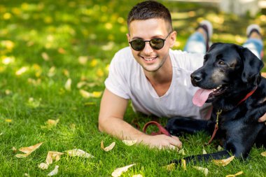 adam sokakta oynarken bir köpek labrador ile