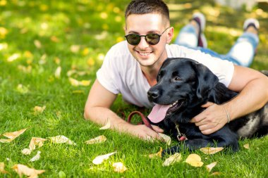 adam sokakta oynarken bir köpek labrador ile