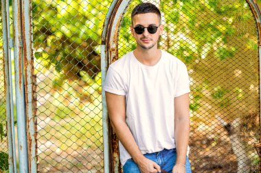 moda adam açık havada poz içinde güneş gözlüğü