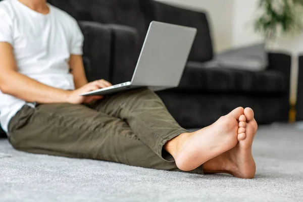 Guy Freelancer Met Laptop Thuis Werken — Stockfoto